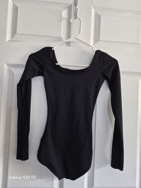 (S)Black Long-Sleeve Scoop Neck Women’s Top
